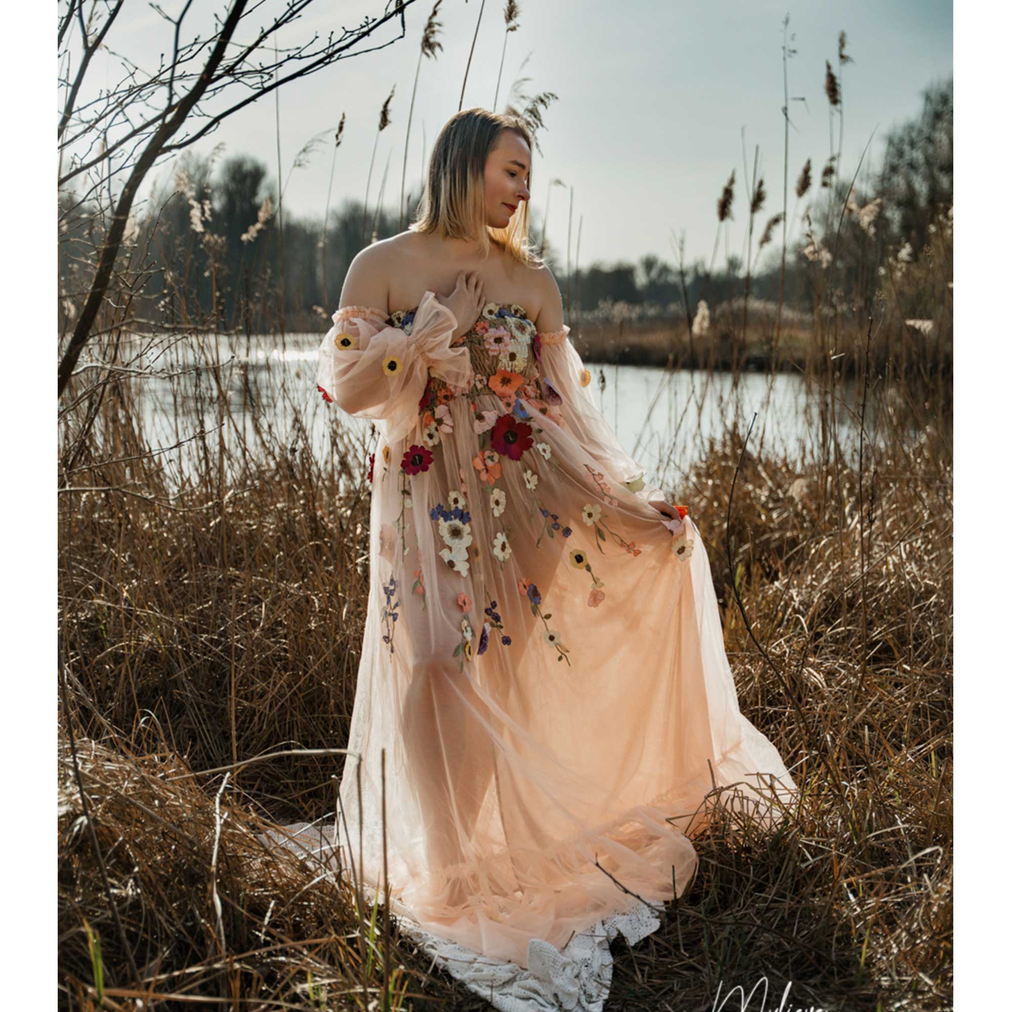 Embroidery Daisy - فستان دون وجودي من الأورجانزا الملونة