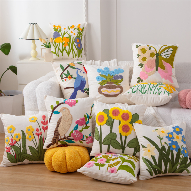 Embroidery Effect - غطاء وسادة مزخرف بتطريز طيور ثلاثي