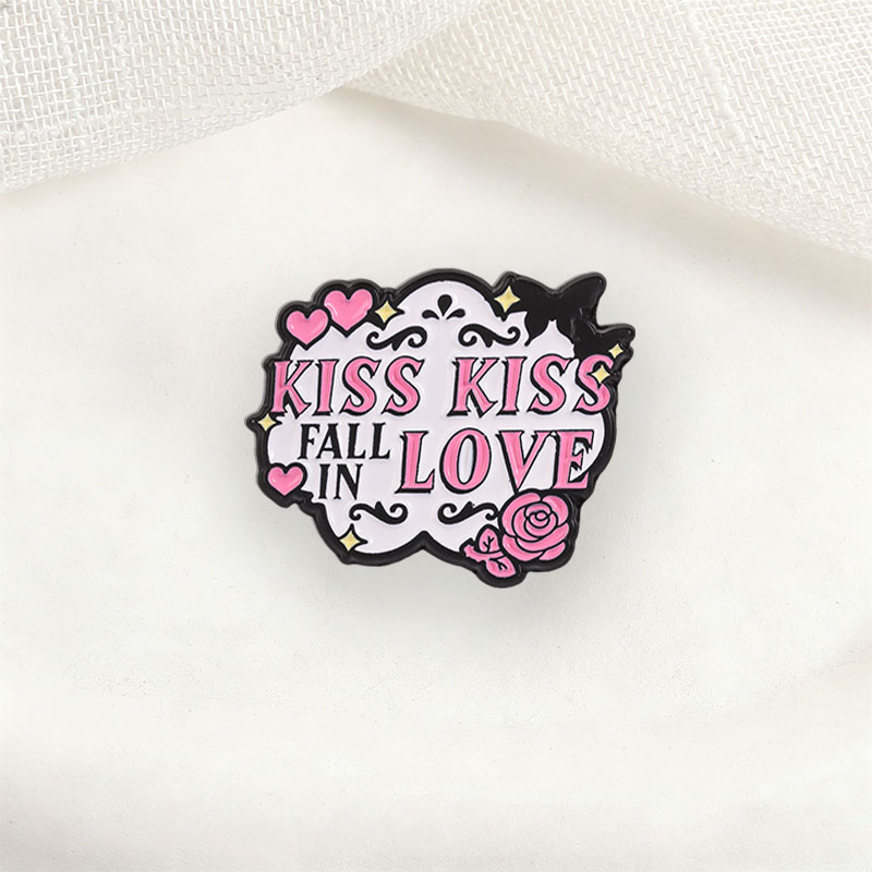 Embroidery Kiss - دبابيس مينا وبروشات معدنية عصرية بتصميم