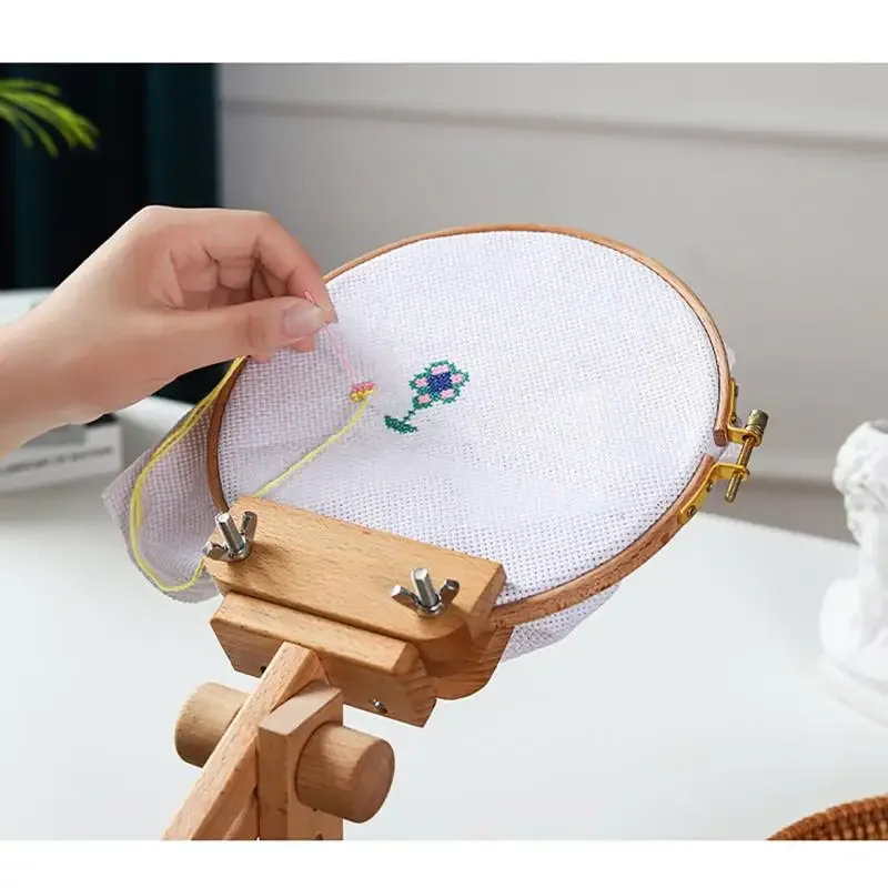 360 °   حامل خياطة خشبي دوار ق - مراجعة Embroidery Hoop Stand وسعره