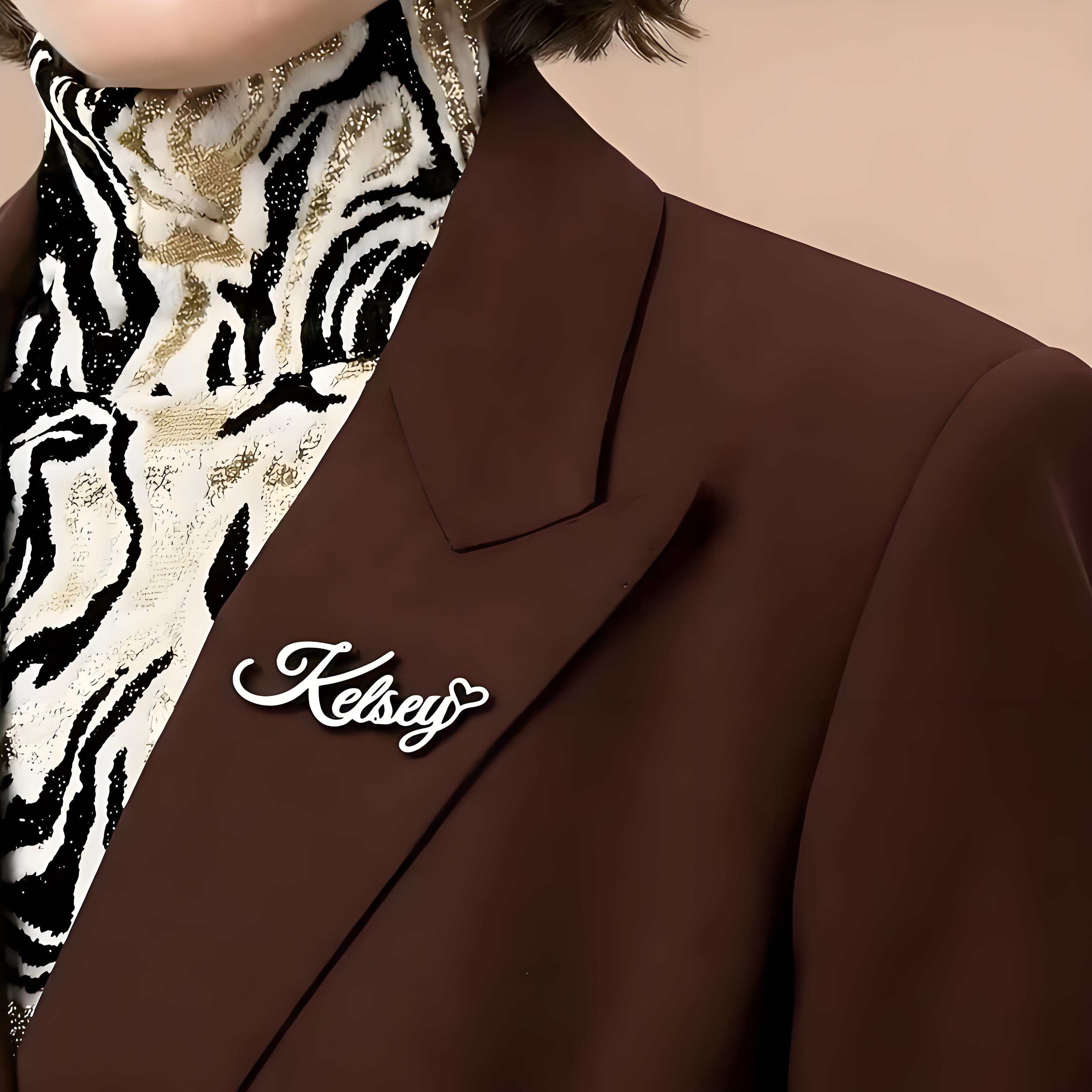 دبوس طية صدر مخصص باسمك بخط كو - مراجعة Embroidery Name وسعره