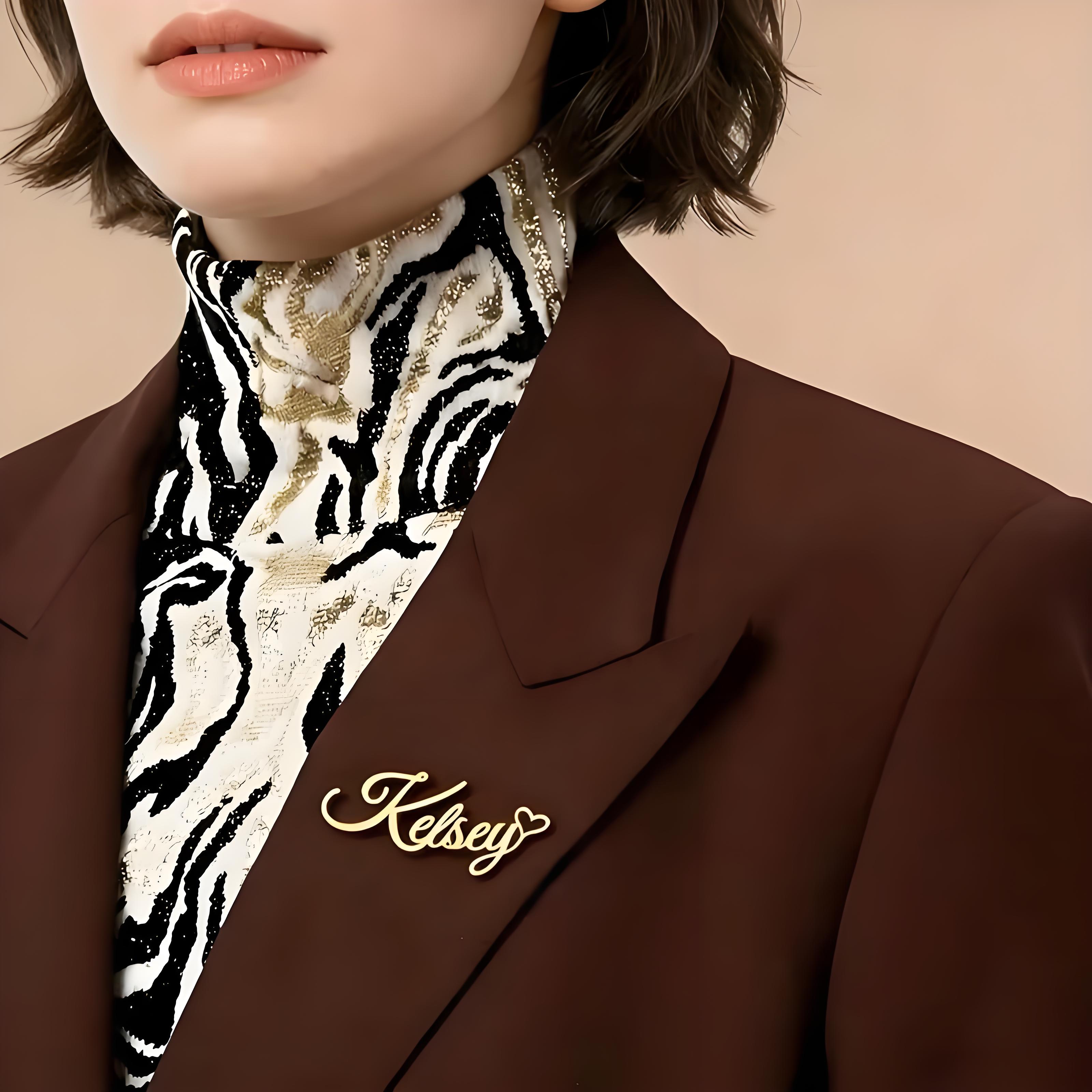 دبوس طية صدر مخصص باسمك بخط كو - مراجعة Embroidery Name وسعره