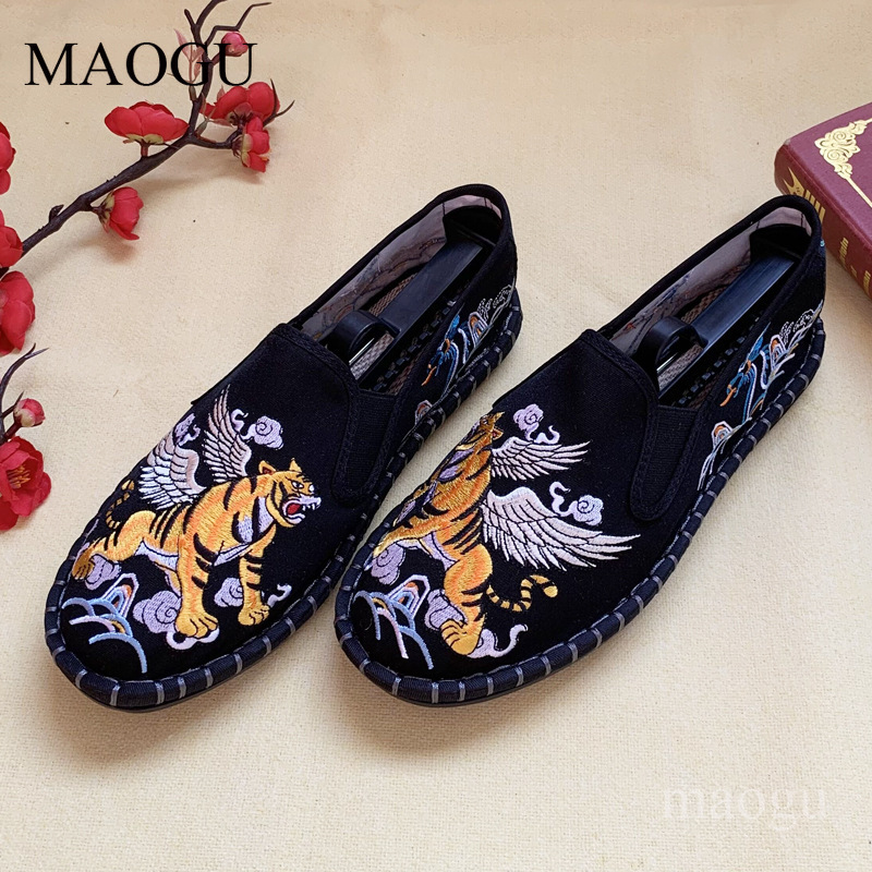أحذية سهلة الارتداء بتطريز على - مراجعة Embroidery Print وسعره