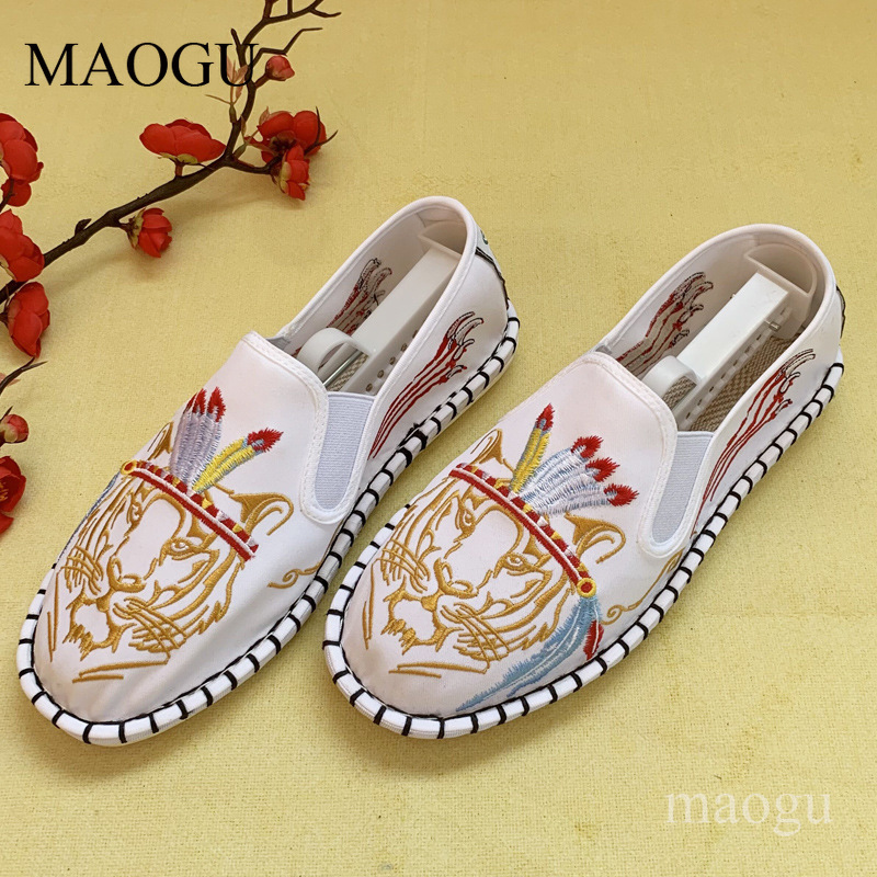 أحذية سهلة الارتداء بتطريز على - مراجعة Embroidery Print وسعره